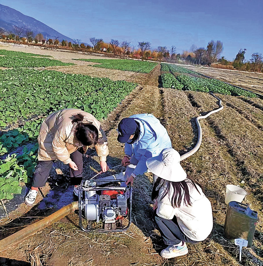 ◆同學們在田間灌溉。香港文匯報雲南傳真