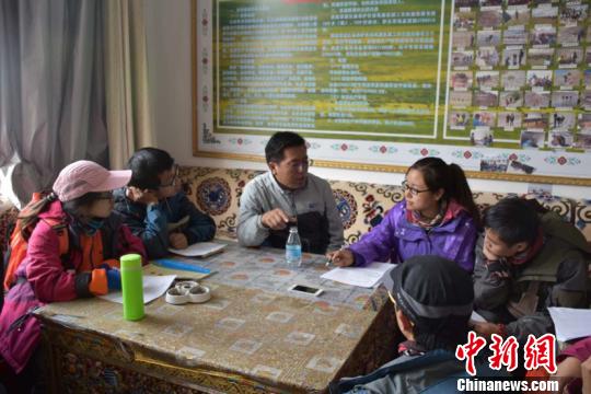资料图：2016年，中国农业大学峰云社人文科考队在西藏日喀则定结县进行调研考察。图为队员与农牧局工作人员访谈，了解当地农牧业状况 。峰云社供图